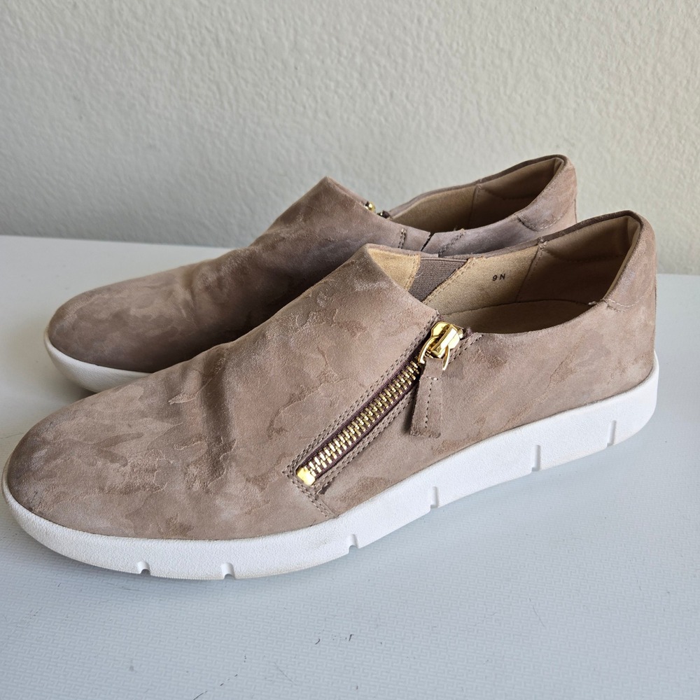 Vaneli Sport Womens Taupe Camo Suede Side Zip Slip On Sneakers Size 9N Gold Zip